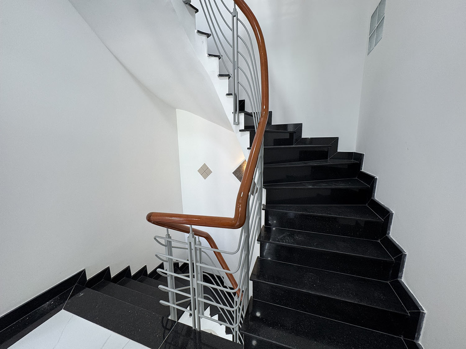 Chính thức mở bán biệt thự mini 3 lầu HXH VF5 khu cao cấp Hoàng Diệu - Trước nhà có sân đỗ ôtô